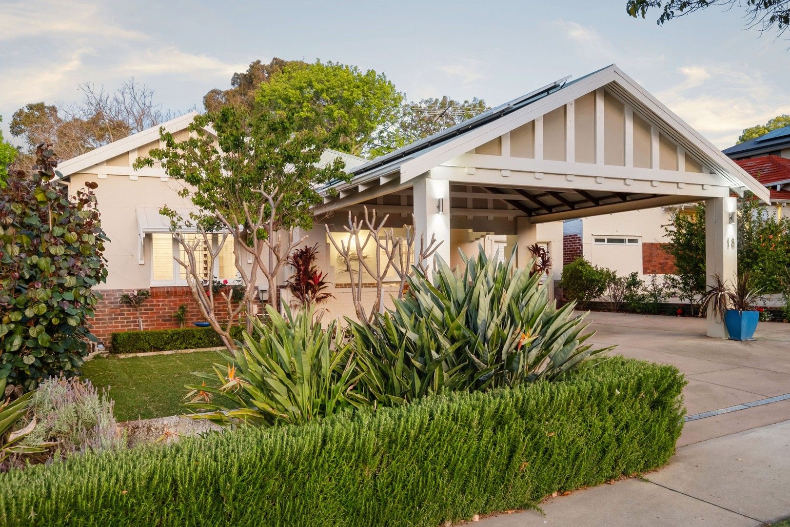 6 bedrooms House in 18 Ord Street NEDLANDS WA, 6009