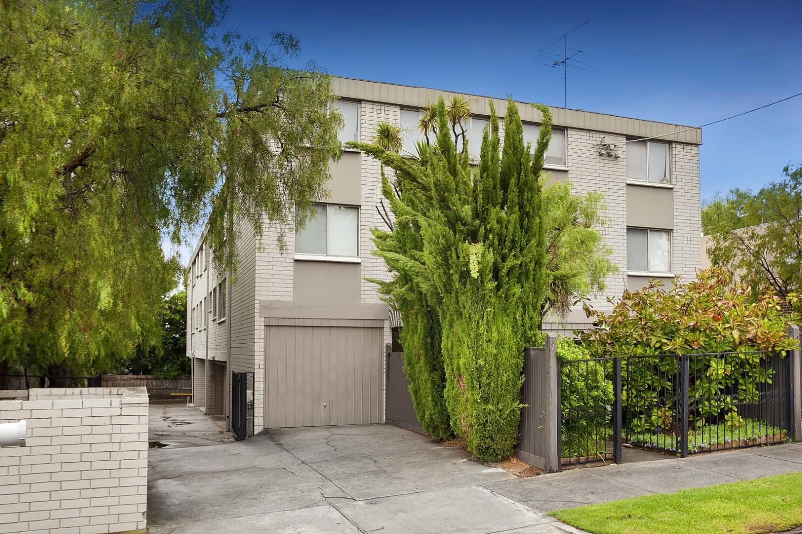 2 bedrooms Apartment / Unit / Flat in 1/7-9 James Avenue KEW VIC, 3101