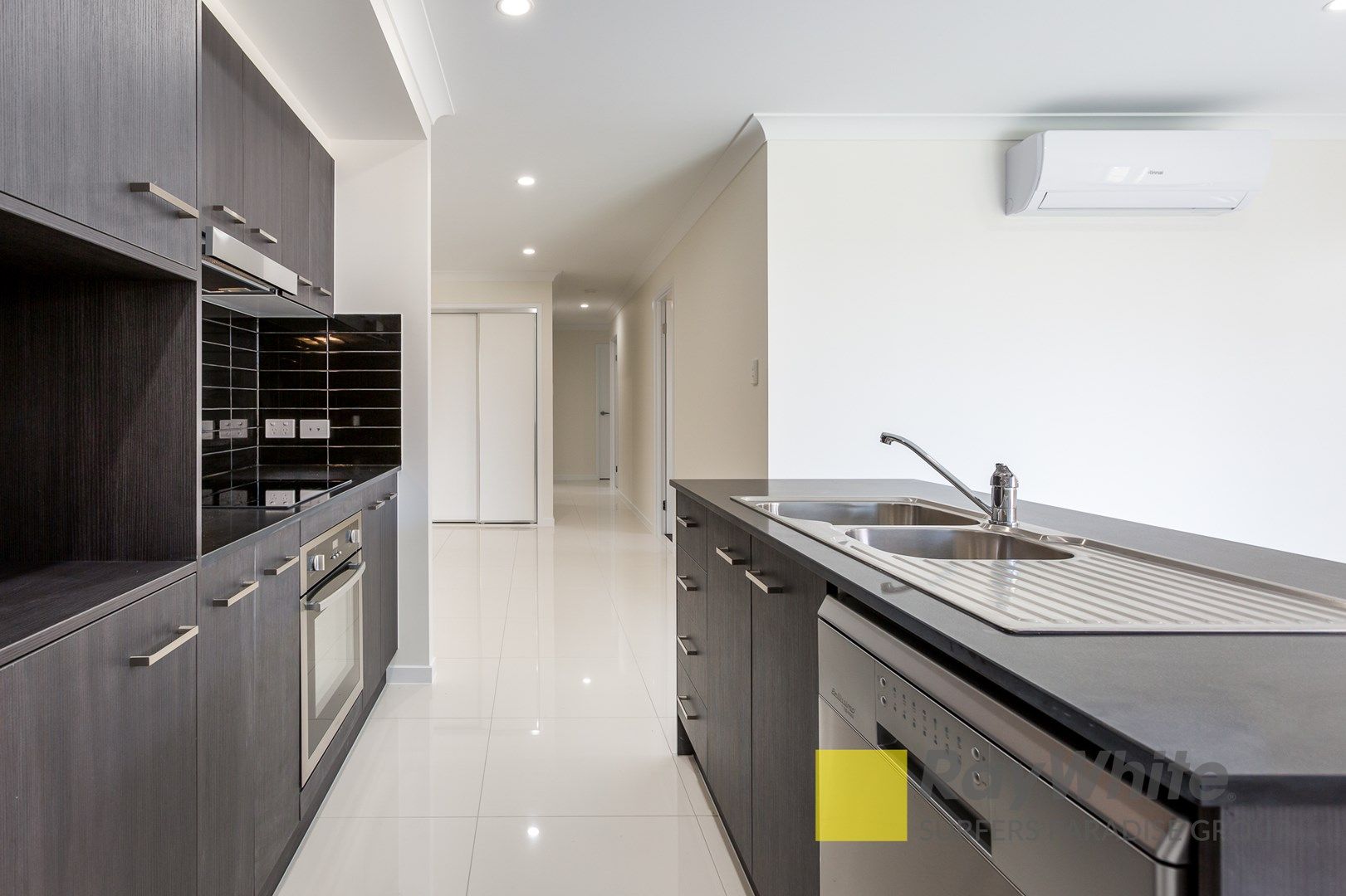 3 bedrooms House in 1/31 East Beaumont Road PARK RIDGE QLD, 4125