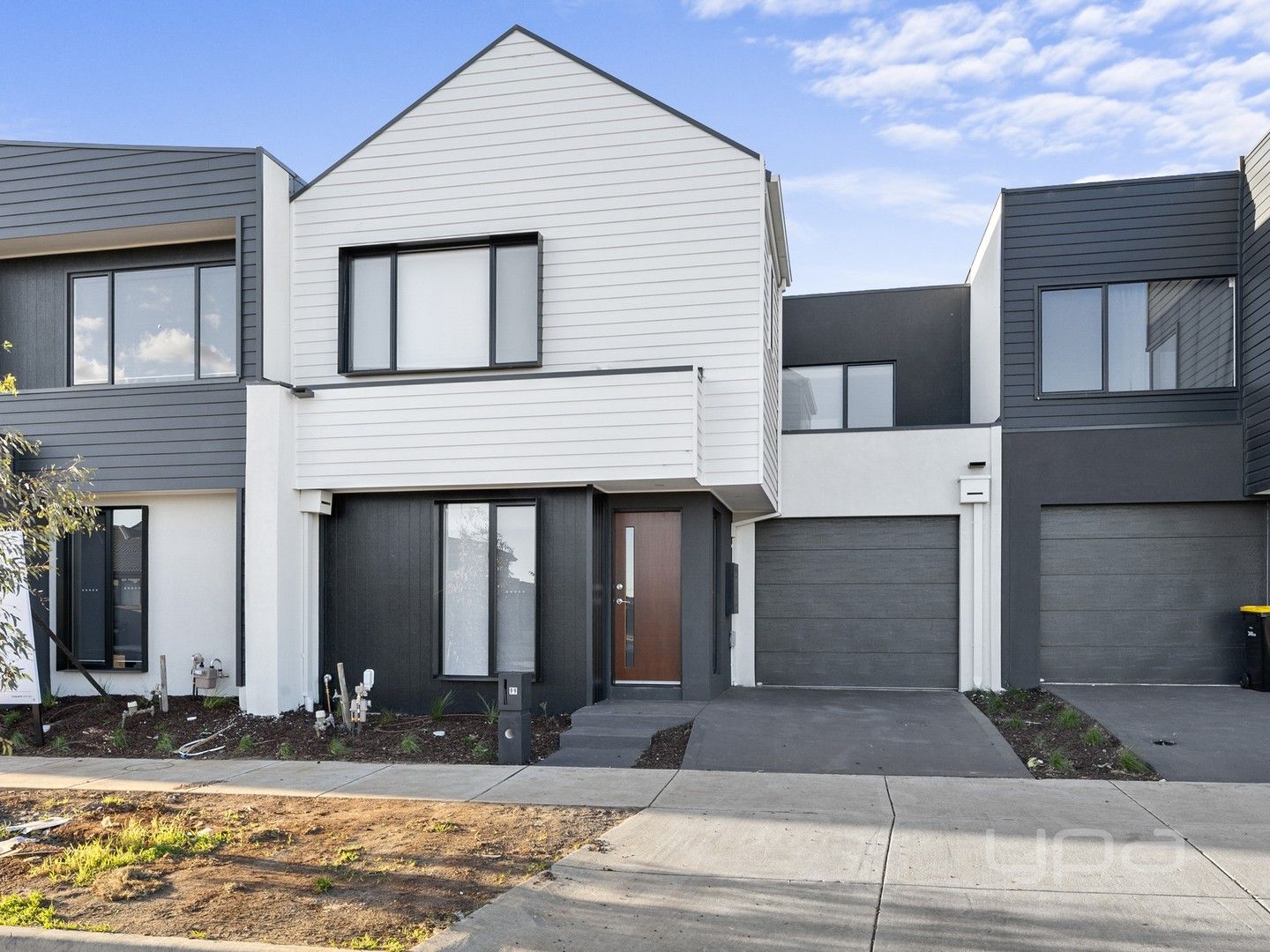 3 bedrooms Townhouse in 99 Shelterbelt Avenue WEIR VIEWS VIC, 3338