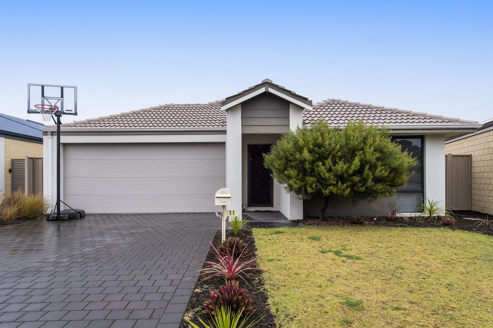 4 bedrooms House in 11 Rochdale Circle MEADOW SPRINGS WA, 6210