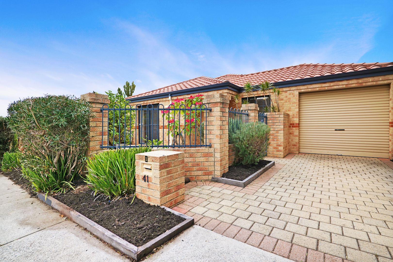 3 bedrooms Villa in 1/41 King George Street INNALOO WA, 6018