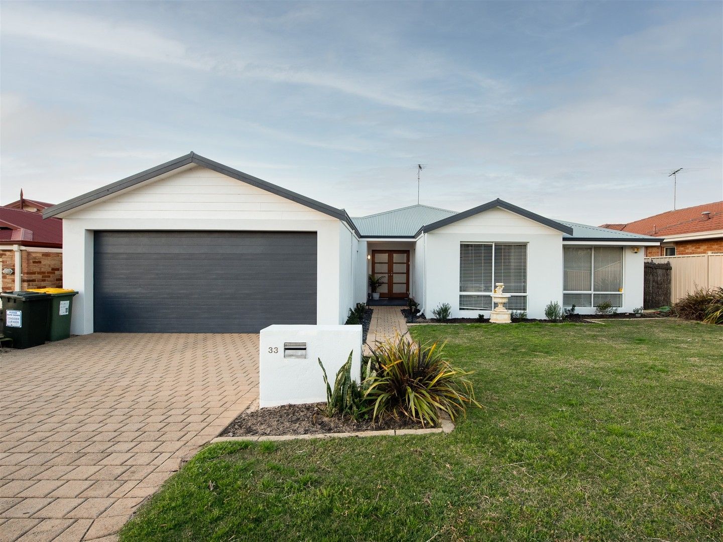 4 bedrooms House in 33 Paradise Circuit HALLS HEAD WA, 6210