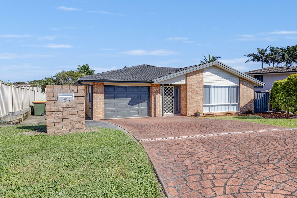 3 bedrooms House in 16 Solander Place LAKE CATHIE NSW, 2445