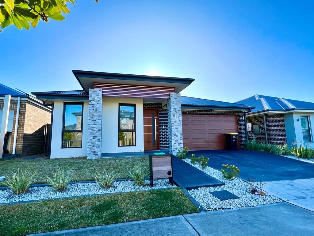 4 bedrooms House in 37 Academy street JORDAN SPRINGS NSW, 2747