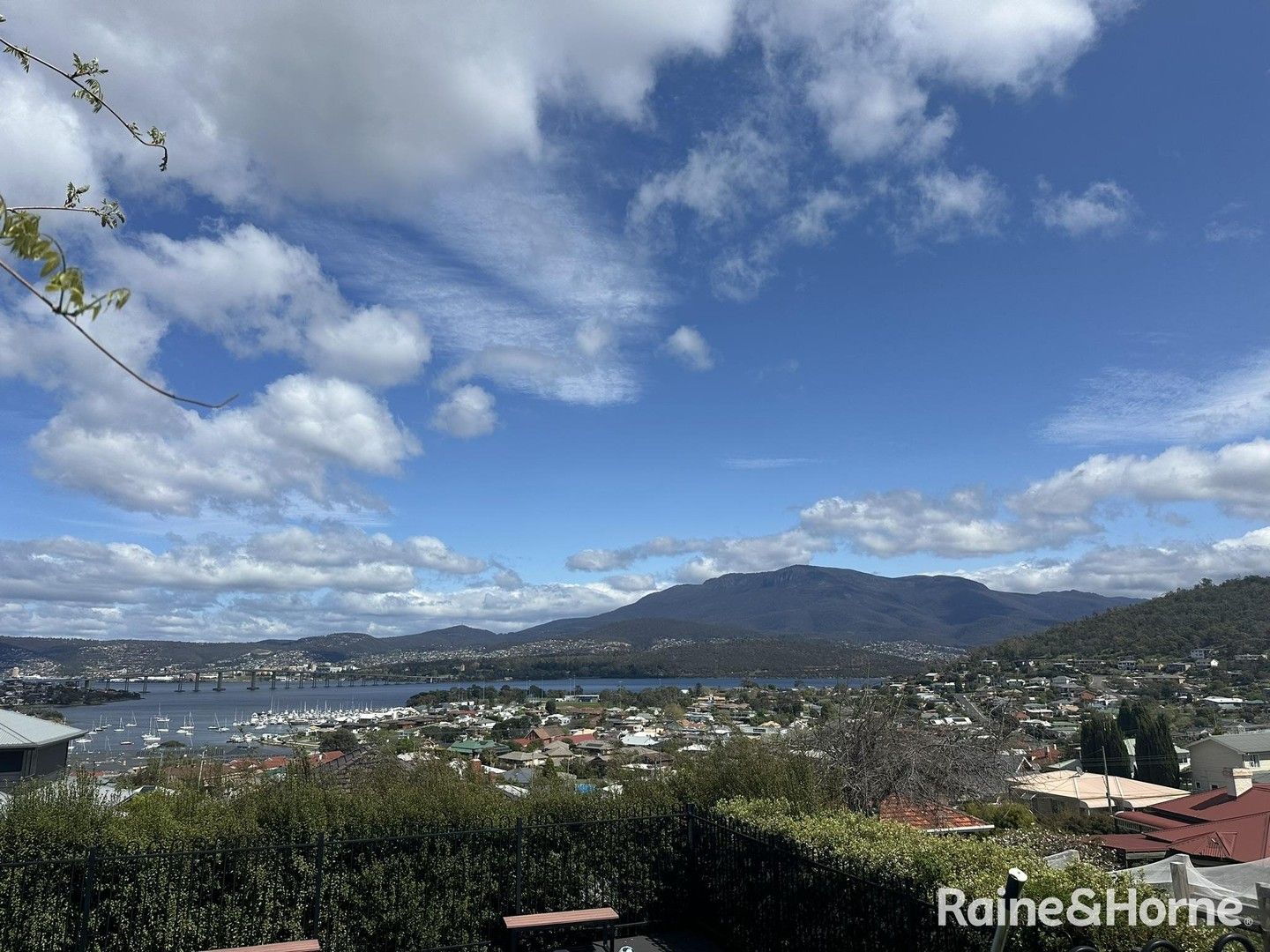 1 bedrooms Apartment / Unit / Flat in 1/47-49 Karoola Road LINDISFARNE TAS, 7015