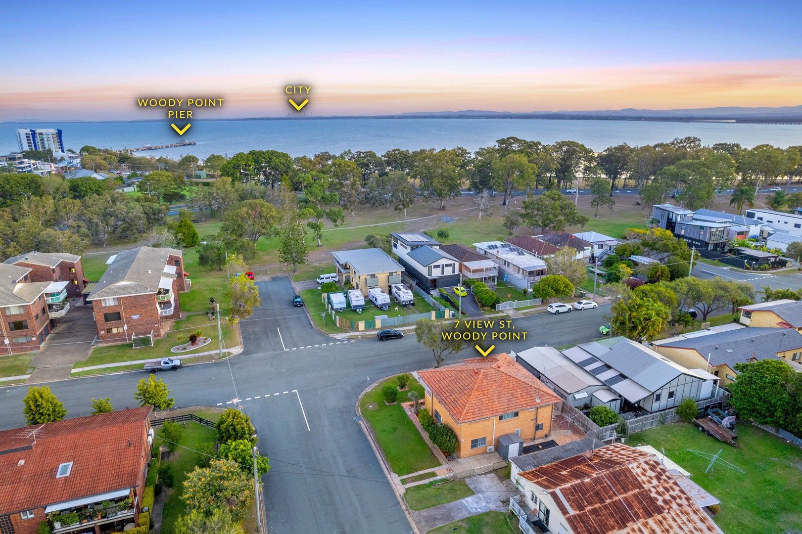 4 bedrooms House in 7 View Street WOODY POINT QLD, 4019