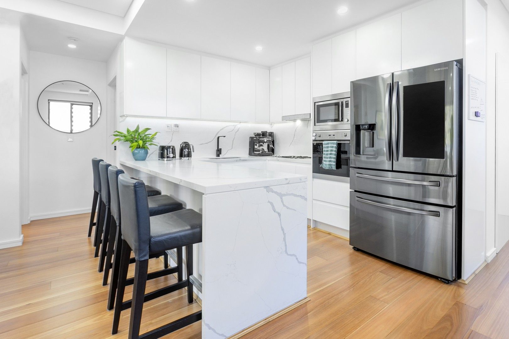 2 bedrooms Apartment / Unit / Flat in 4/72 Old Pittwater Road BROOKVALE NSW, 2100