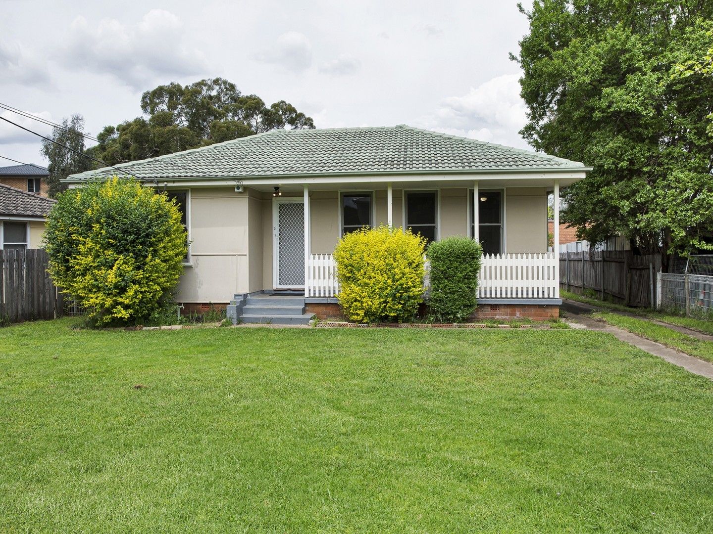 3 bedrooms House in 39 Waitaki Street LETHBRIDGE PARK NSW, 2770