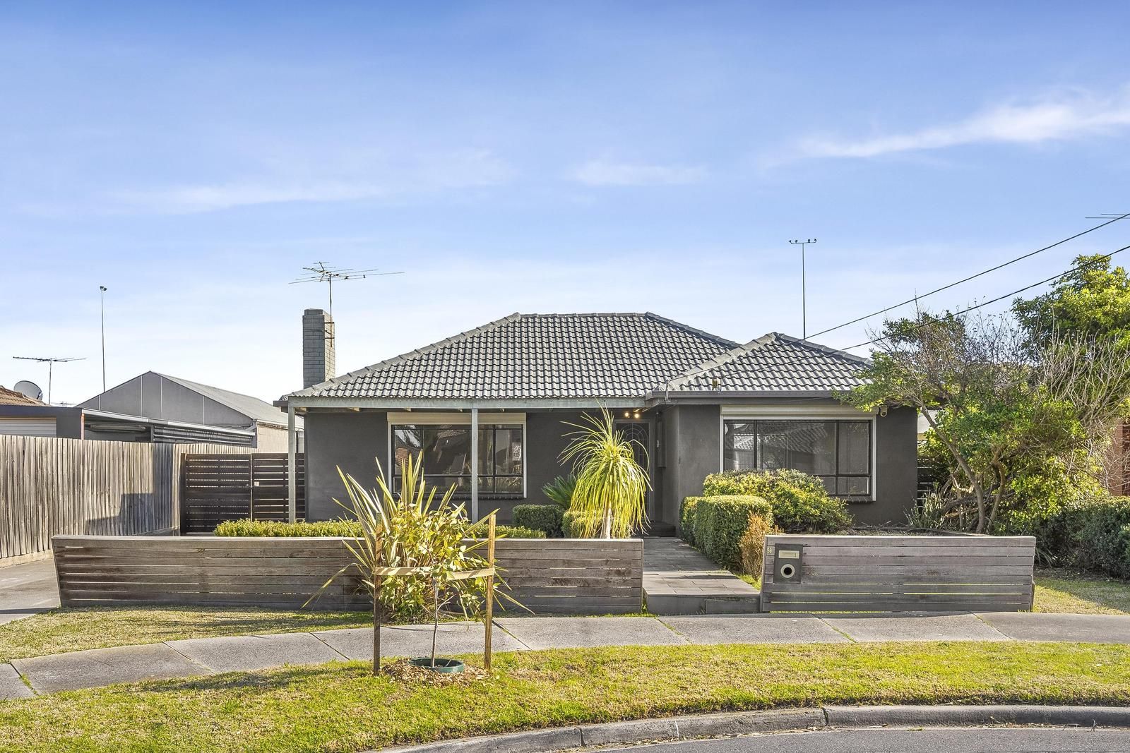 3 bedrooms House in 9 Nelson Court AVONDALE HEIGHTS VIC, 3034