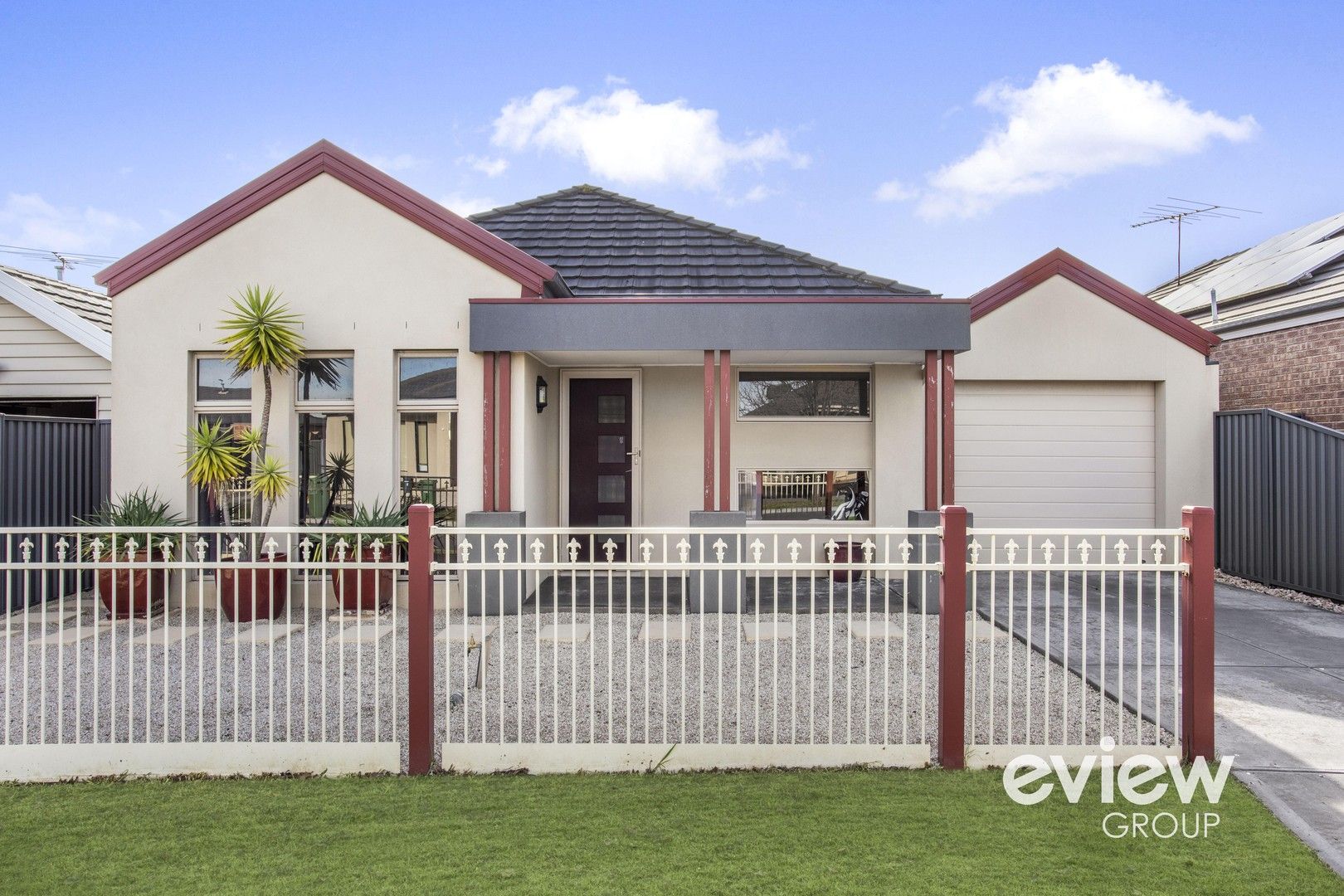 3 bedrooms House in 10 Fairchild Place PAKENHAM VIC, 3810