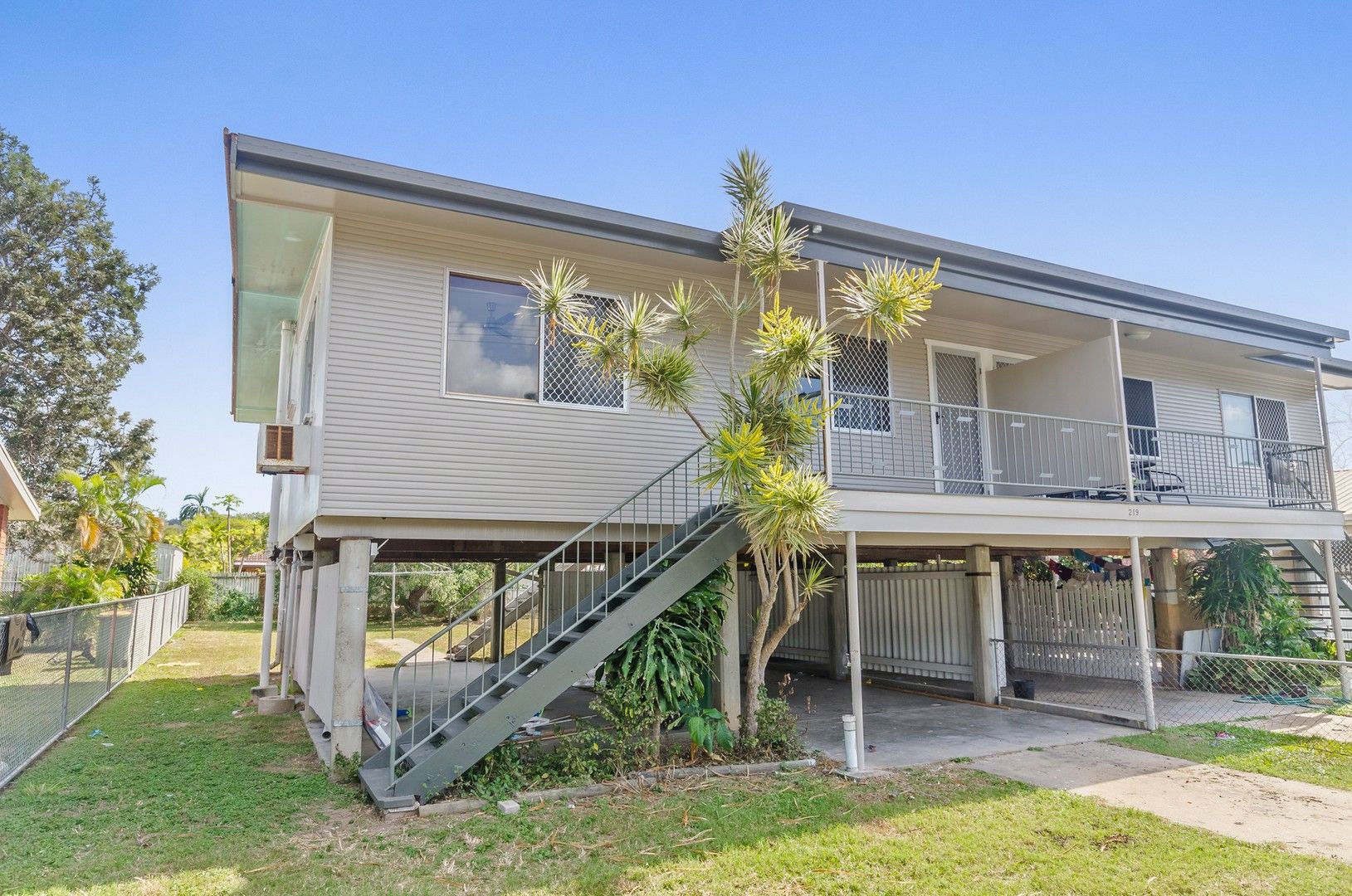 4 bedrooms Duplex in 219 Charles Street HEATLEY QLD, 4814