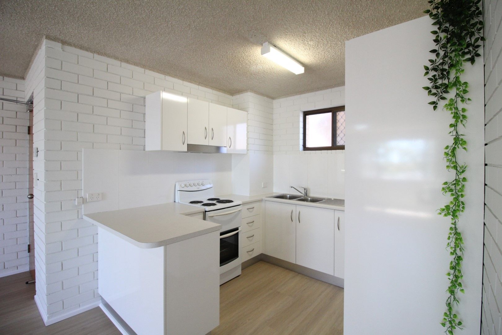 2 bedrooms Apartment / Unit / Flat in 5/8 Coonowrin Street BATTERY HILL QLD, 4551