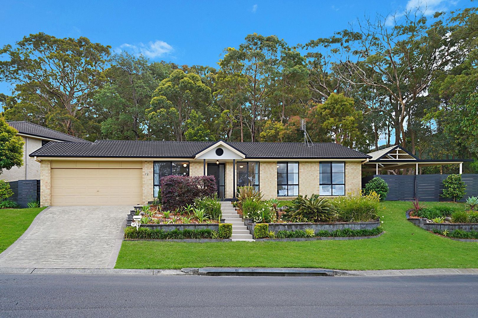 12 Schaefer Close, Tingira Heights Property History & Address
