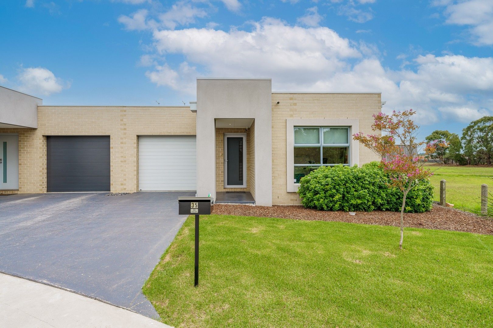 2 bedrooms House in 35 Llano Circuit BERWICK VIC, 3806
