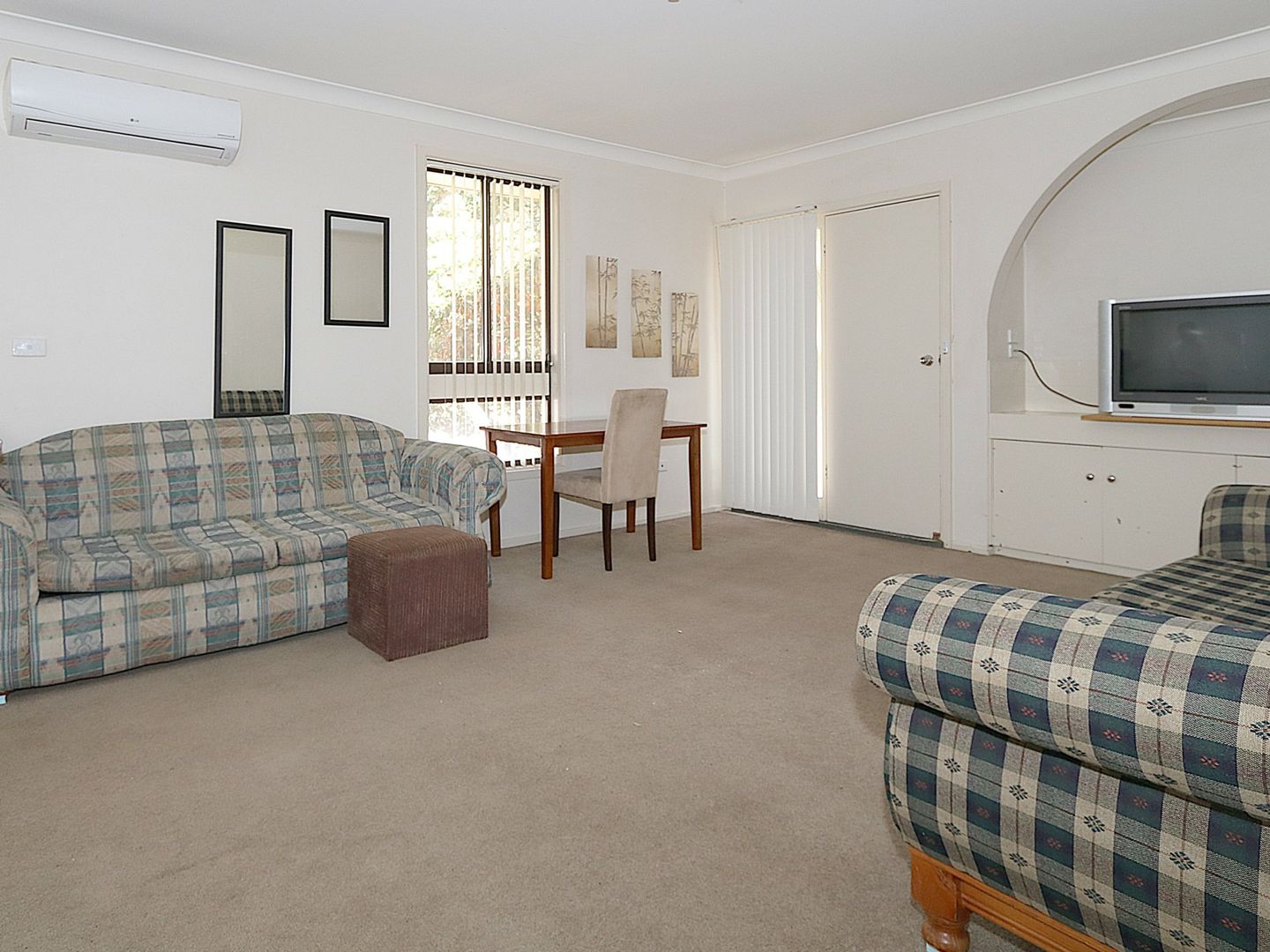 Unit 4/1 Nordlingen Drive, Tolland NSW 2650, Image 2