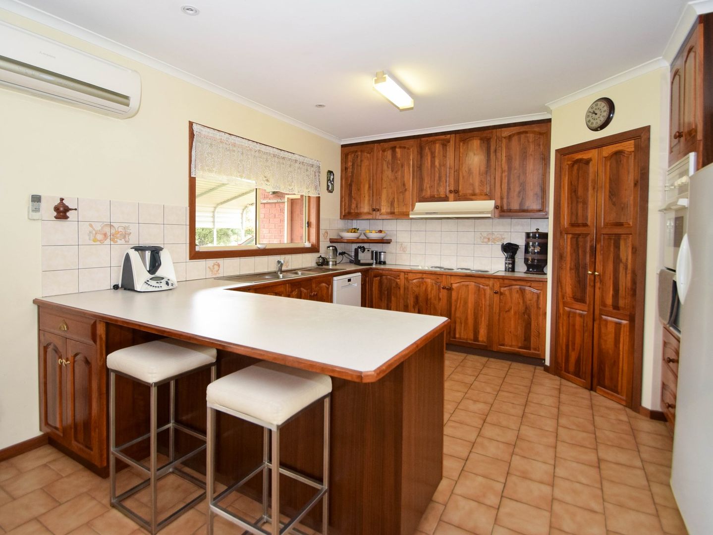 44 Simpson Street, Oxley VIC 3678, Image 2