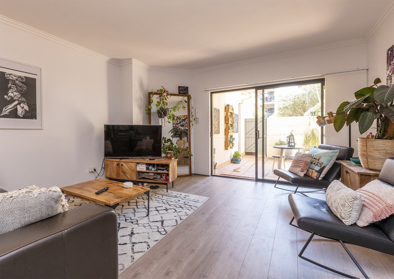 2 bedrooms Apartment / Unit / Flat in 22/217 Chalmers Street REDFERN NSW, 2016