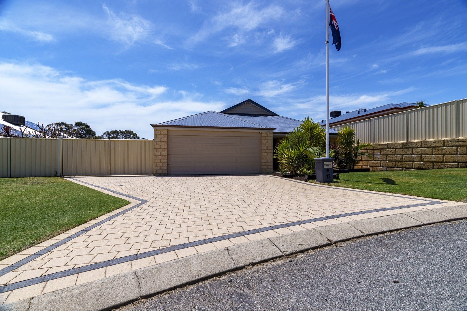 4 bedrooms House in 13 Hopetoun Bend DAWESVILLE WA, 6211