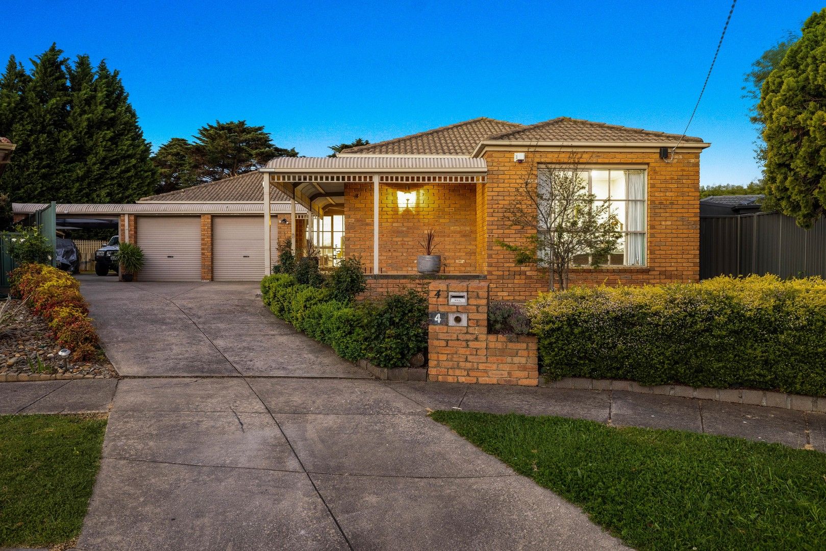 4 bedrooms House in 4 Leeds Court GREENVALE VIC, 3059