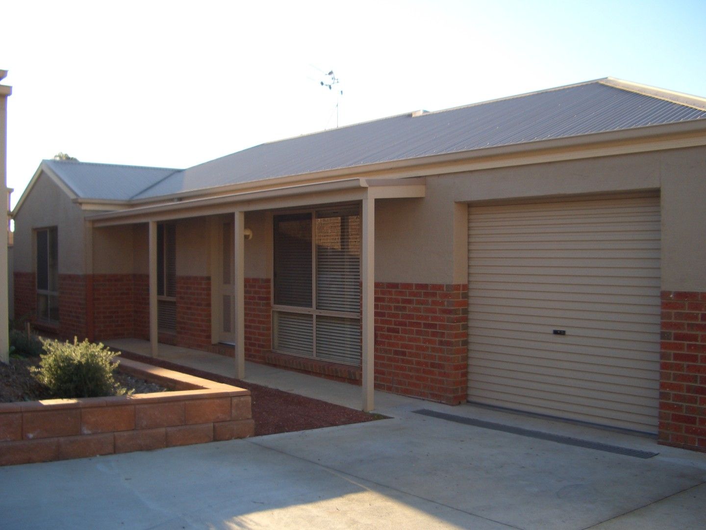 3 bedrooms Apartment / Unit / Flat in 4/6 Edwards Road STRATHDALE VIC, 3550