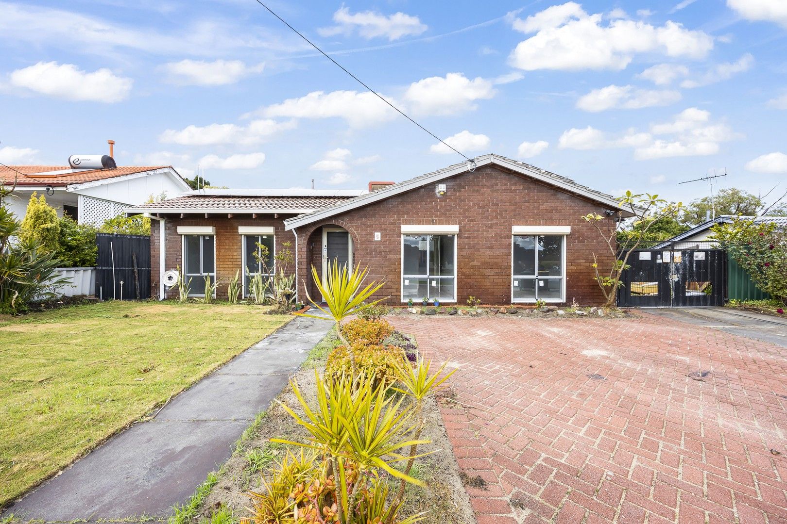 3 bedrooms House in 4 Warwick Place GIRRAWHEEN WA, 6064