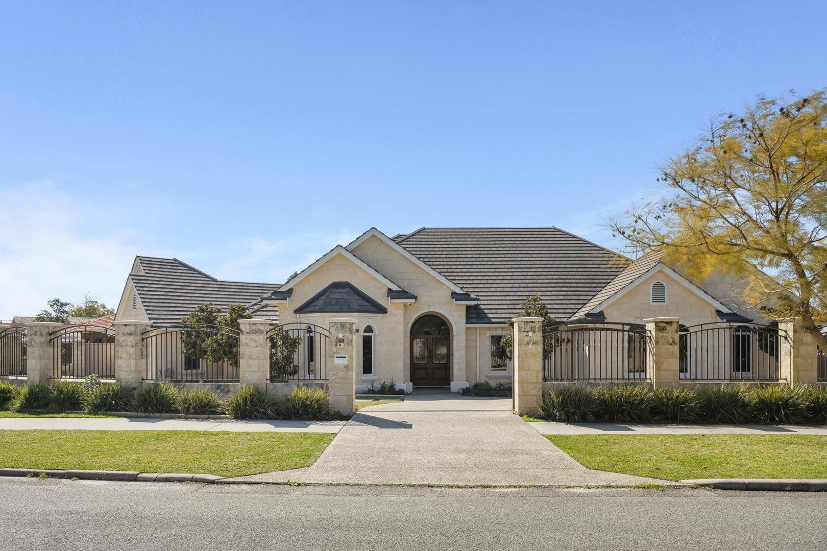 4 bedrooms House in 6 Peebles Road FLOREAT WA, 6014
