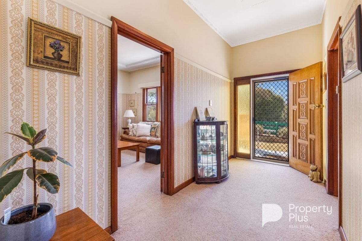 77 Bowden Street, Castlemaine VIC 3450, Image 2