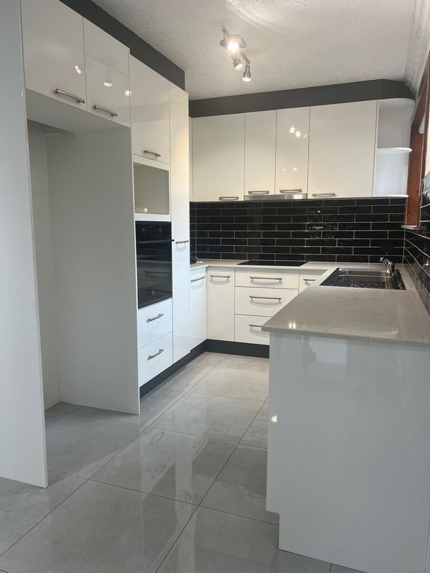 2 bedrooms Apartment / Unit / Flat in UNIT 4/31 CROWN STREET HOLLAND PARK WEST QLD, 4121