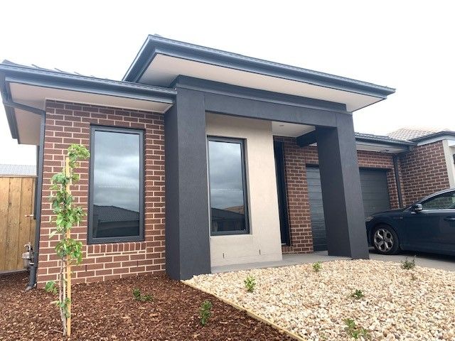 3 bedrooms House in 15 Progress Drive FRASER RISE VIC, 3336