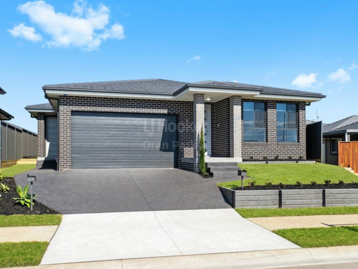 4 bedrooms House in 23A Fleece Loop ORAN PARK NSW, 2570