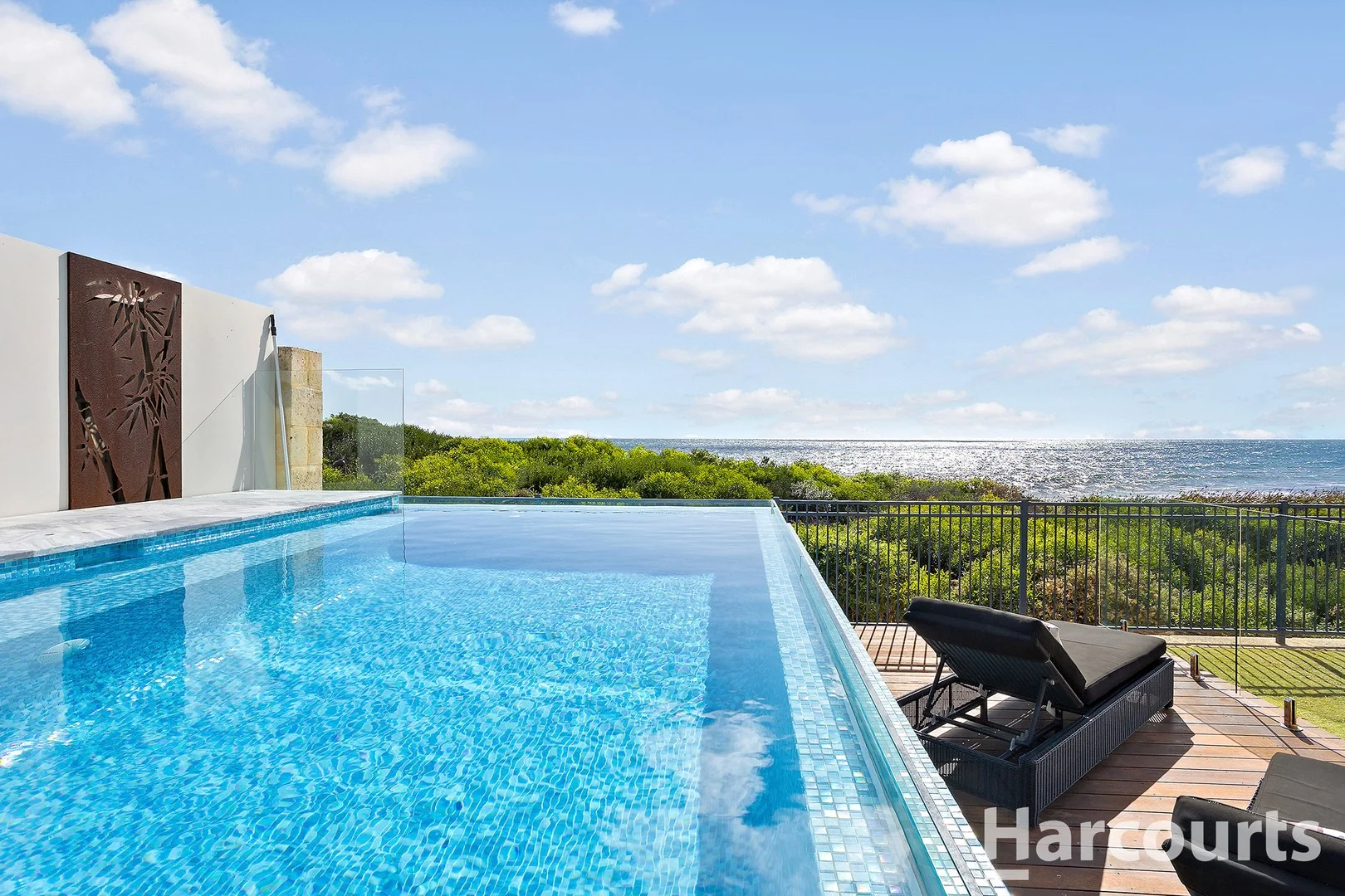 8 Serrata Way, Halls Head WA 6210