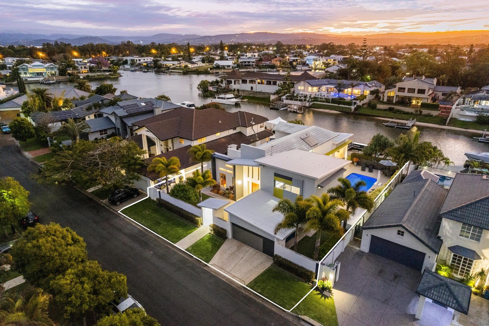 5 bedrooms House in 13 St Raphael Terrace BUNDALL QLD, 4217
