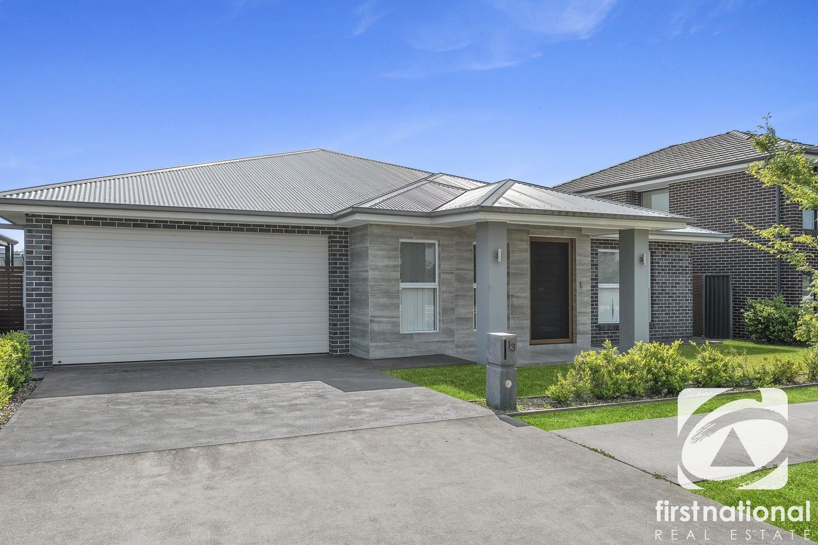 4 bedrooms House in 13 Austen Circuit ORAN PARK NSW, 2570
